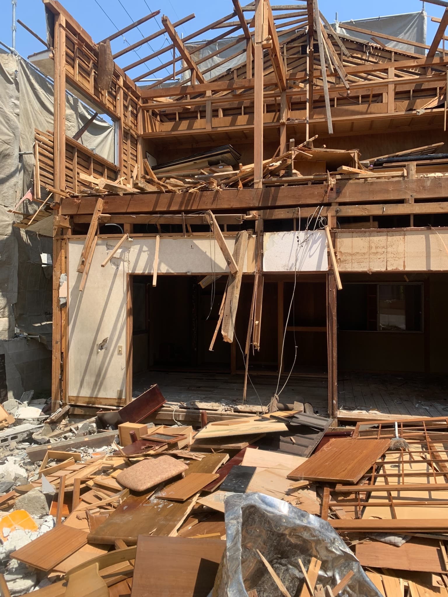 解体中の一軒家