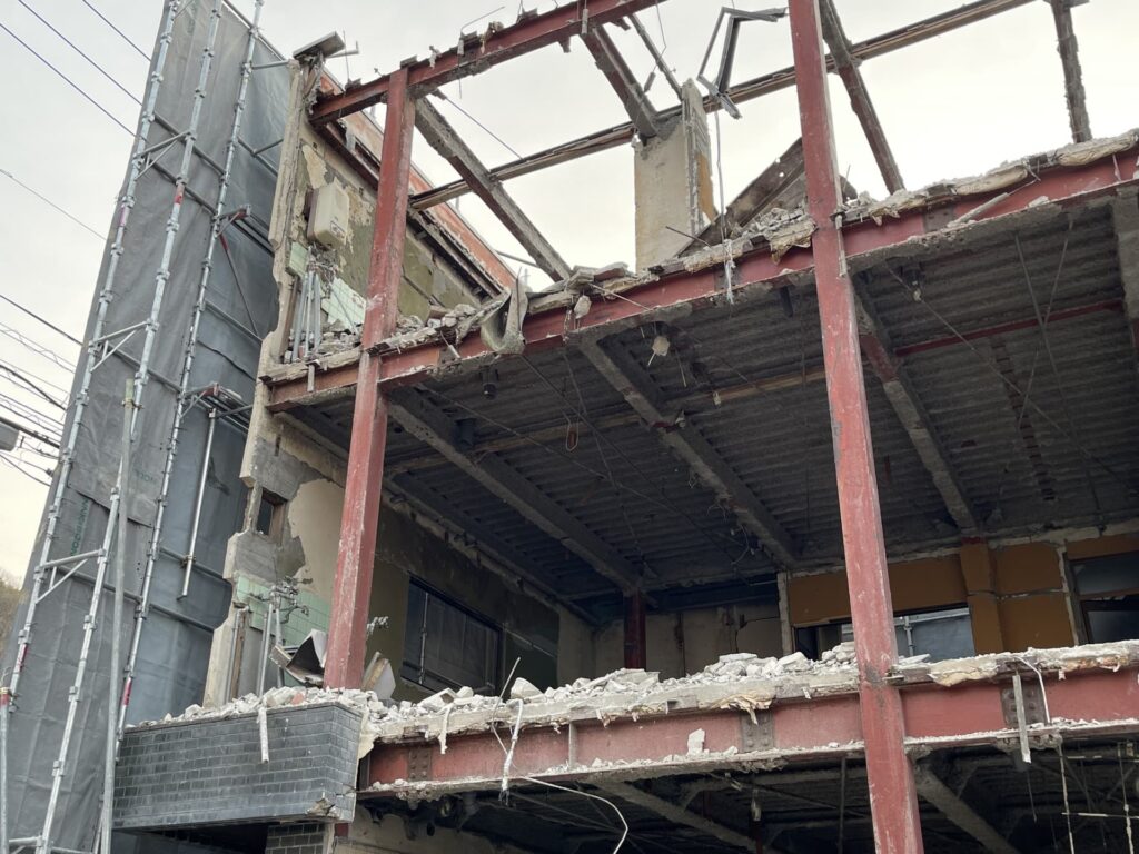 解体中の鉄造住宅