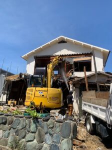 重機で解体中の様子