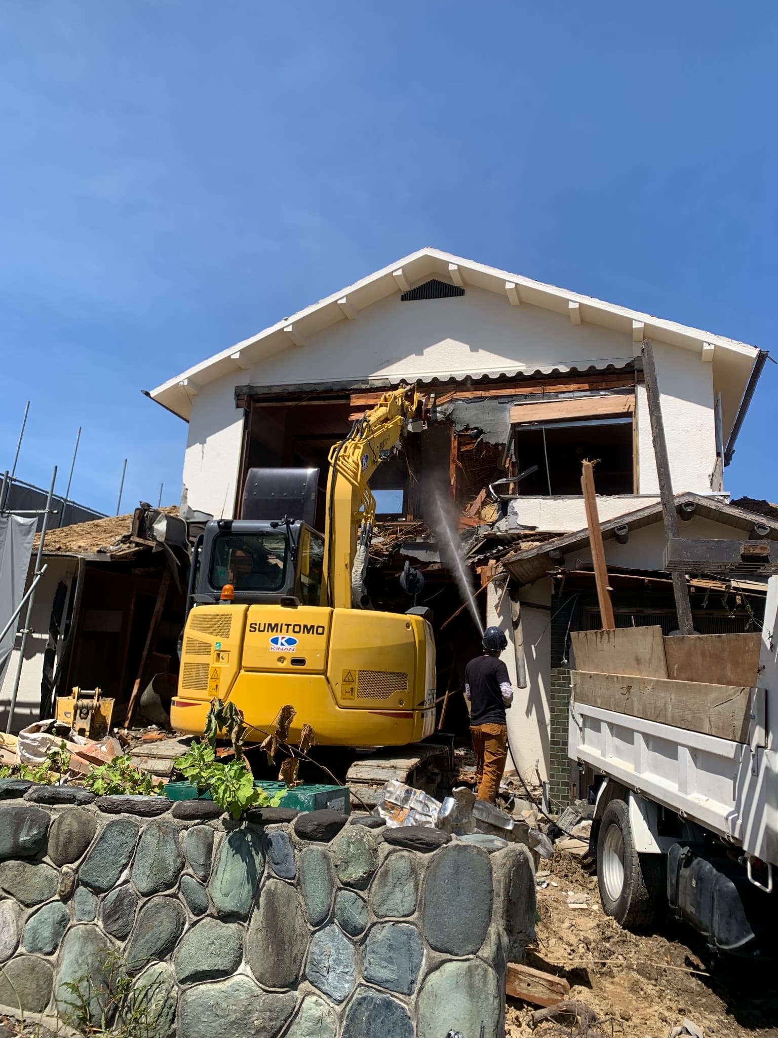 重機で解体中の様子